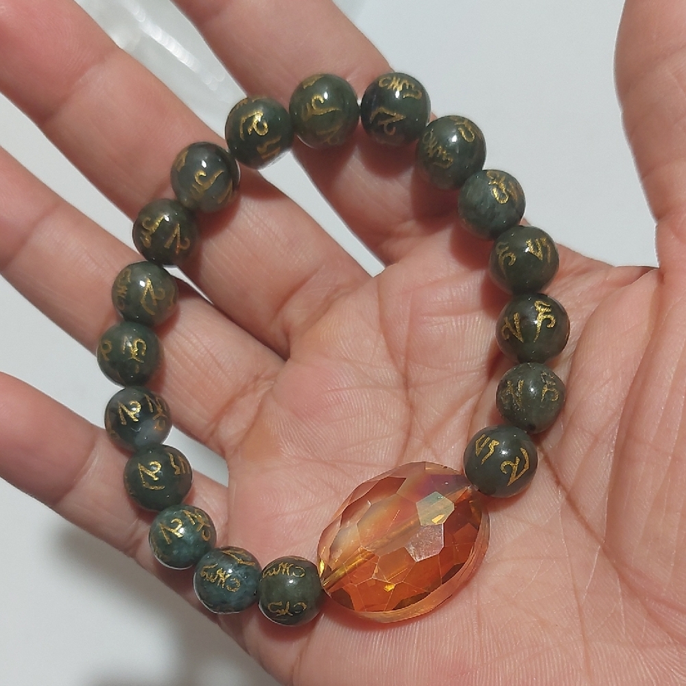 Tibetan Green Onyx Sanskrit Mantra Om Mani Padma with Carnelian Glass Bracelet